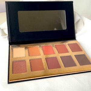 CROWN PRO eye shadow